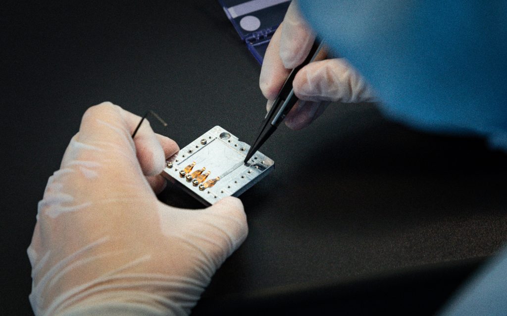 Work going on inside the Nord Quantique lab. Photo provided by Nord Quantique.