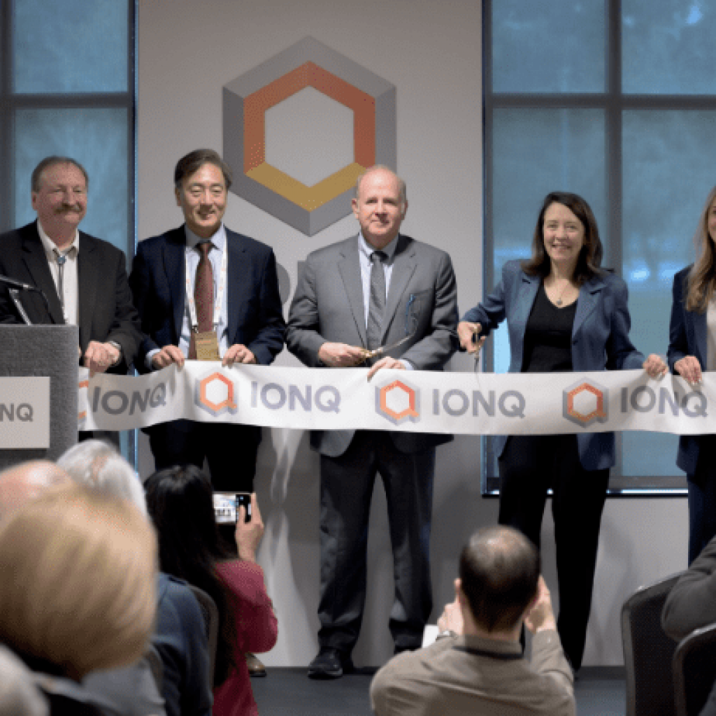 IonQ formally opens its Seattle facility, with IonQ CEO Peter Chapman at center and Sen. Maria Cantwell standing next to Chapman. (IonQ)